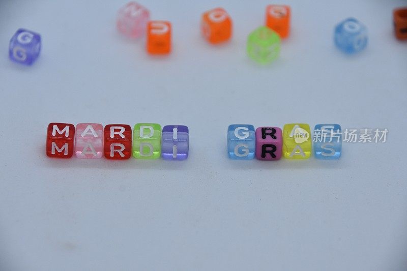 由字母立方体组成的单词MARDI GRAS